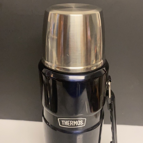 THERMOS Stainless King Vacuum-Insulated Beverage Bottle, 68 Ounce, Matte Blue - Picture 3 of 16